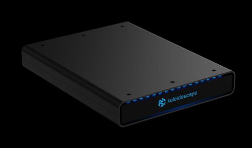 Unidad de almacenamiento SSD Kaleidescape de color negro con iluminación azul en el frontal sobre fondo oscuro.