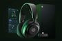 Auriculares inalámbricos SteelSeries Arctis Nova 5X junto a una consola Xbox Series X y su aplicación móvil de control.