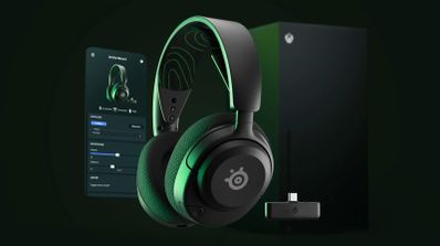 Auriculares inalámbricos SteelSeries Arctis Nova 5X junto a una consola Xbox Series X y su aplicación móvil de control.