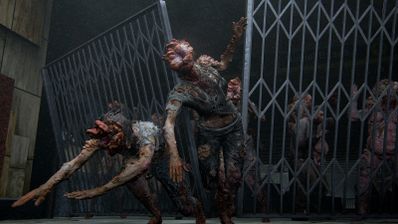 Criaturas infectadas con deformaciones en la cabeza avanzan en grupo tras una valla metálica rota en una escena de The Last of Us Part II.