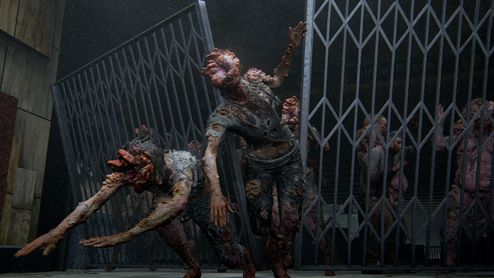Criaturas infectadas con deformaciones en la cabeza avanzan en grupo tras una valla metálica rota en una escena de The Last of Us Part II.