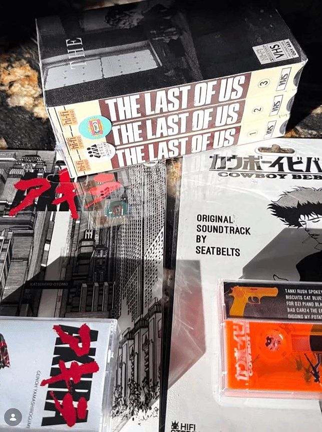 Colección de cintas de vídeo VHS y casetes con estética retro inspirados en The Last of Us, Akira y Cowboy Bebop.