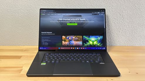 Portátil ASUS P16 mostrando la interfaz de NVIDIA RTX Spark en pantalla sobre una mesa de madera.