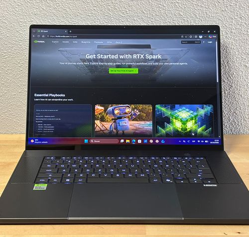 Portátil ASUS P16 mostrando la interfaz de NVIDIA RTX Spark en pantalla sobre una mesa de madera.