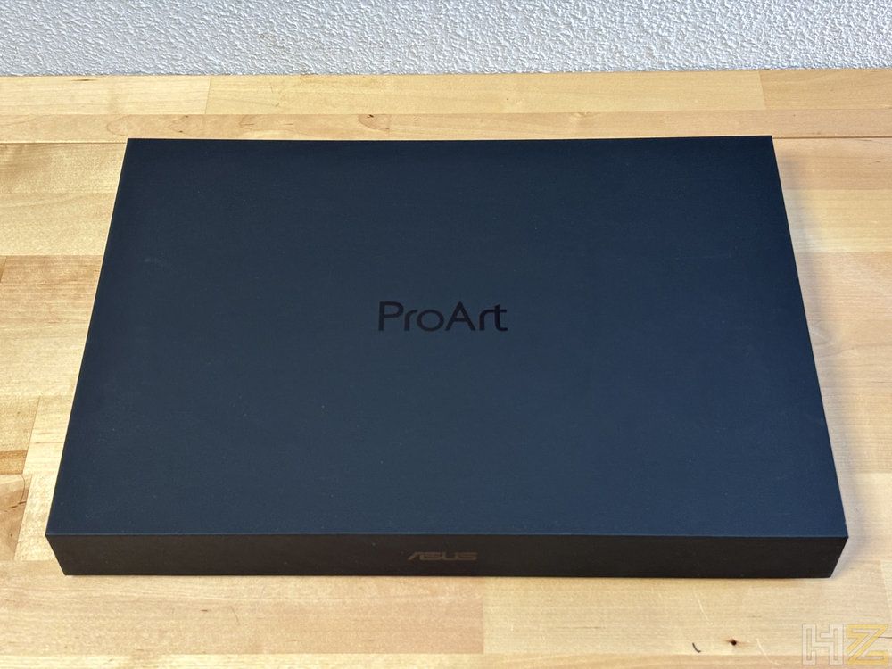 Caja negra del ordenador portátil ASUS ProArt P16 H7607 con el logotipo ProArt centrado sobre una mesa de madera.