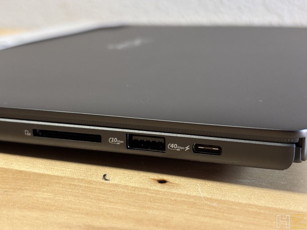 Vista lateral del ASUS ProArt P16 H7607 que muestra el lector de tarjetas SD, un puerto USB tipo A y un puerto USB-C de 40 Gbps.