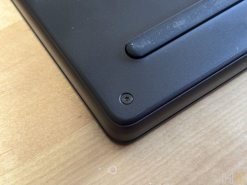 Primer plano de la esquina inferior y tornillo de sujeción del portátil ASUS ProArt P16 H7607.