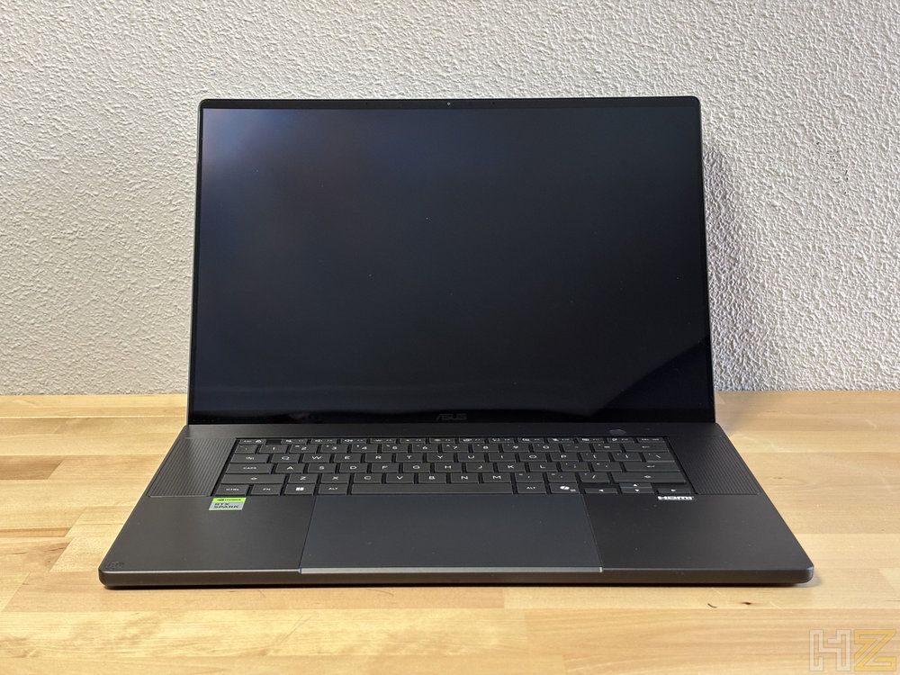 Ordenador portátil ASUS ProArt P16 H7607 abierto sobre una mesa de madera con la pantalla apagada.