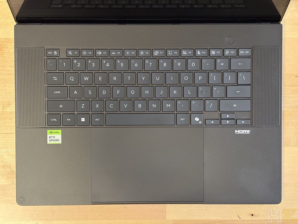 Vista cenital del teclado y el panel táctil del ordenador portátil ASUS ProArt P16 H7607.