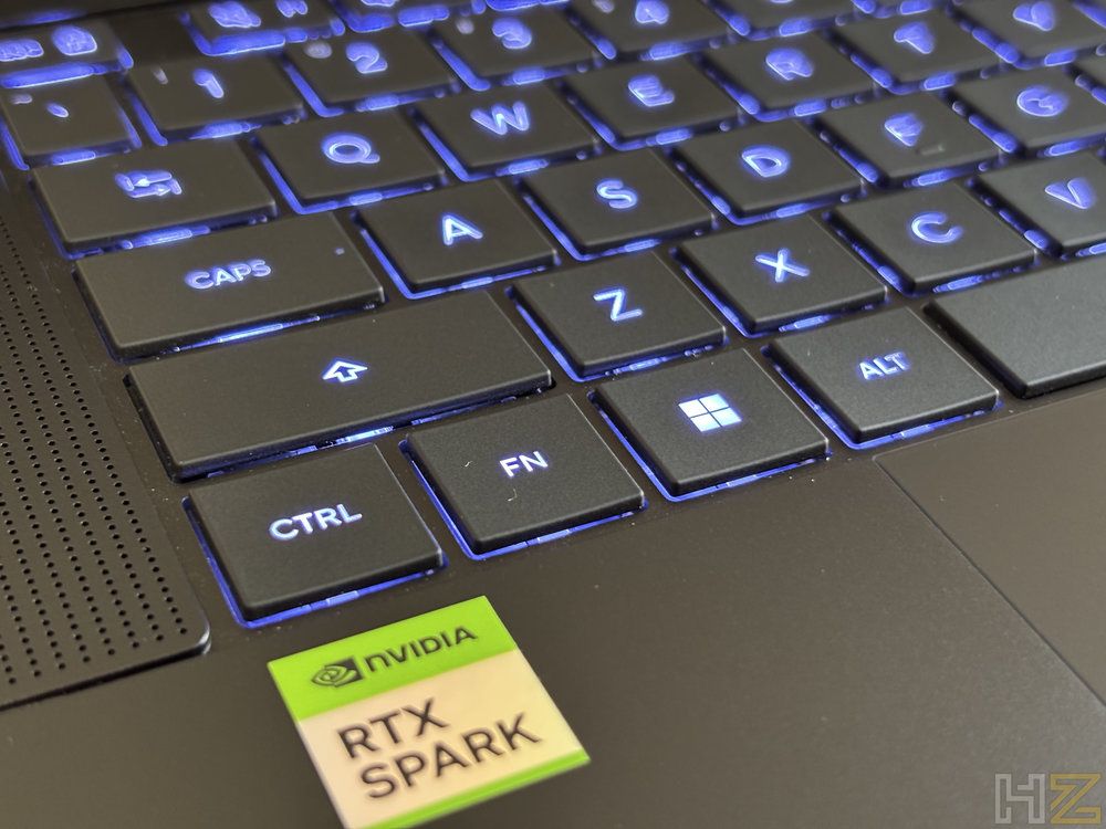 Detalle del teclado retroiluminado del ordenador portátil ASUS ProArt P16 H7607 con la pegatina de NVIDIA RTX SPARK en el reposamuñecas.