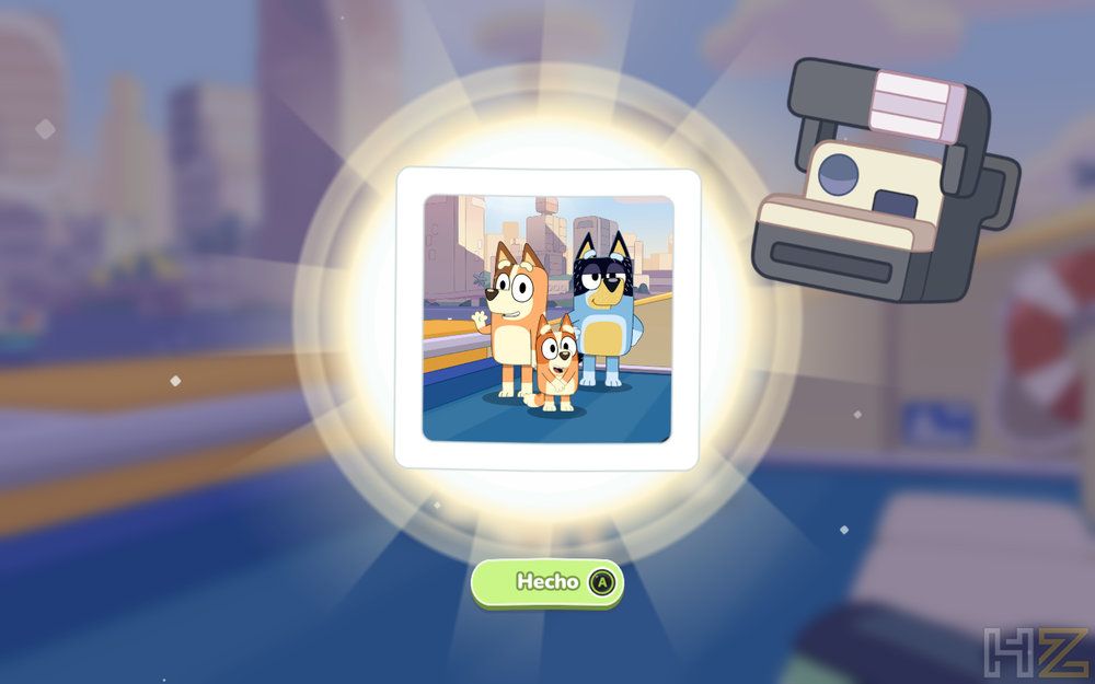 Interfaz del videojuego Bluey Happy Snaps con una fotografía instantánea de los personajes sobre un fondo iluminado.