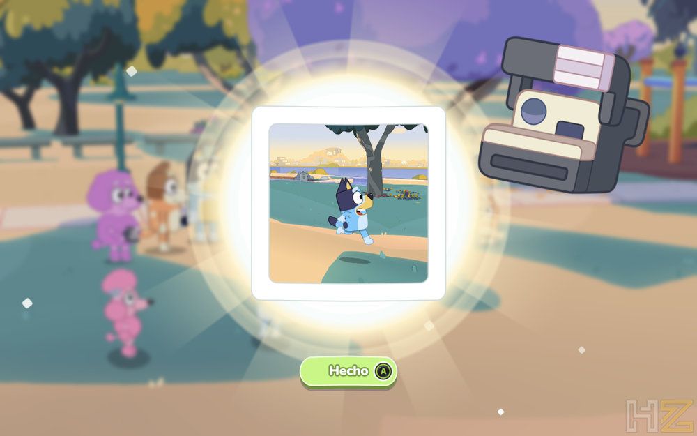 Interfaz del juego Bluey Happy Snaps donde aparece una fotografía instantánea del personaje Bluey corriendo en el parque.