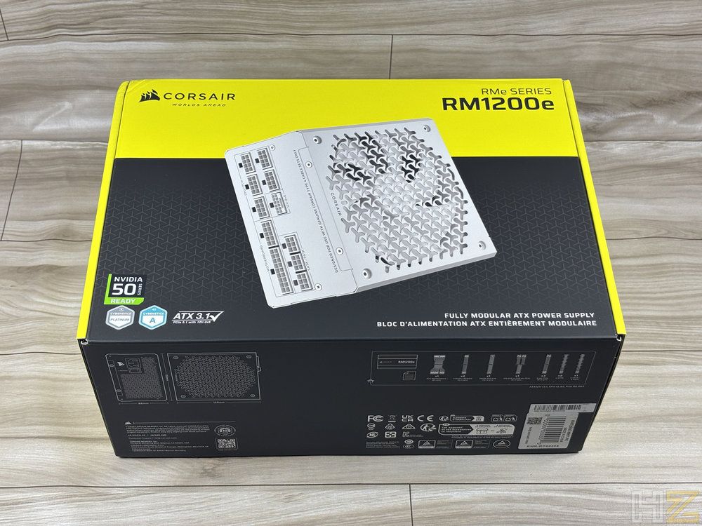 Caja de la fuente de alimentación Corsair RM1200e sobre una superficie de madera.