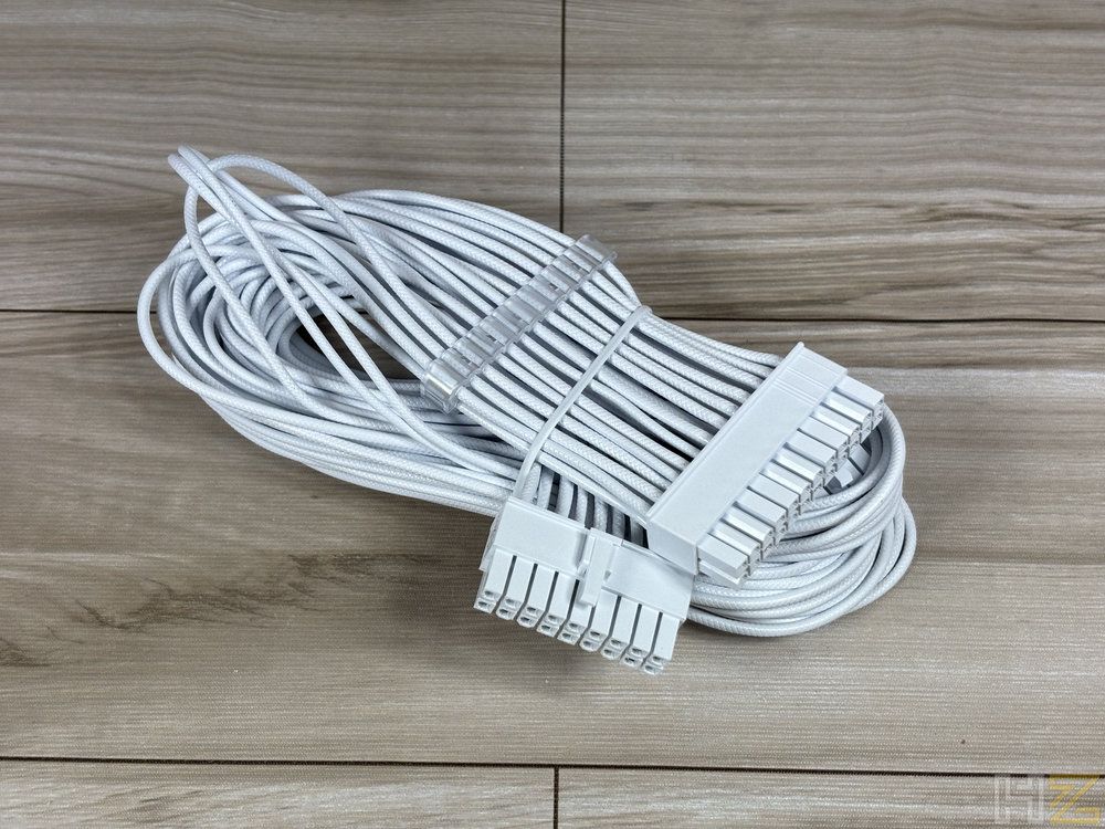 Cable de alimentación ATX de 24 pines en color blanco perteneciente a la fuente de alimentación RM1200e.