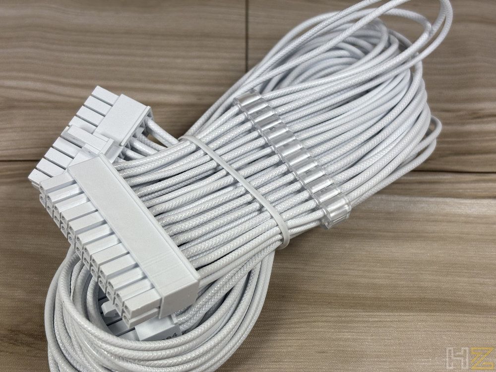 Cable ATX de 24 pines con acabado mallado en color blanco para la fuente de alimentación Corsair RM1200e.