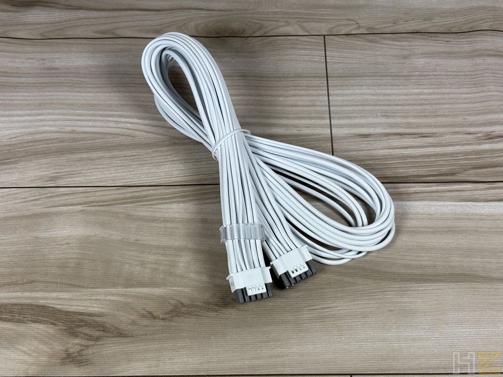 Cable modular de color blanco con conectores negros perteneciente a la fuente de alimentación RM1200e.
