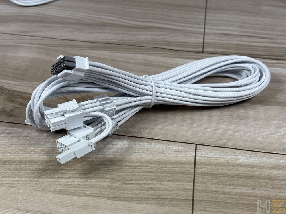 Cable de alimentación modular blanco para fuente RM1200e con conectores PCIe y CPU.