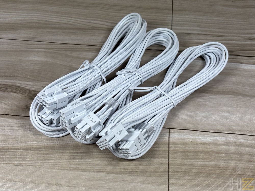 Tres mazos de cables PCIe blancos con conectores de 8 pines para la fuente de alimentación Corsair RM1200e.