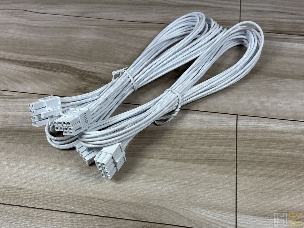 Cables de alimentación blancos para CPU con conectores de ocho pines pertenecientes a la fuente RM1200e.