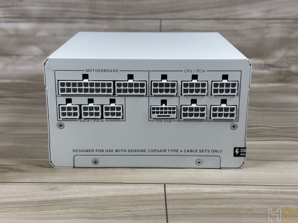 Panel de conexiones modular de la fuente de alimentación Corsair RM1200e con puertos para placa base, CPU, PCIe y periféricos.
