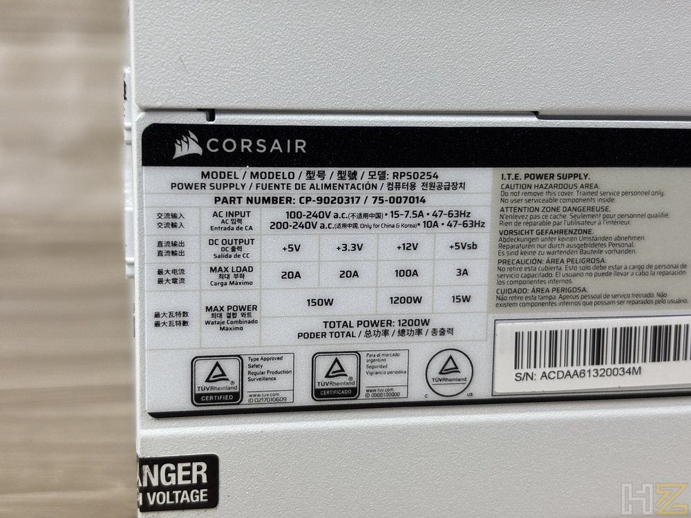 Etiqueta técnica de la fuente de alimentación Corsair RM1200e con especificaciones de voltaje y corriente.