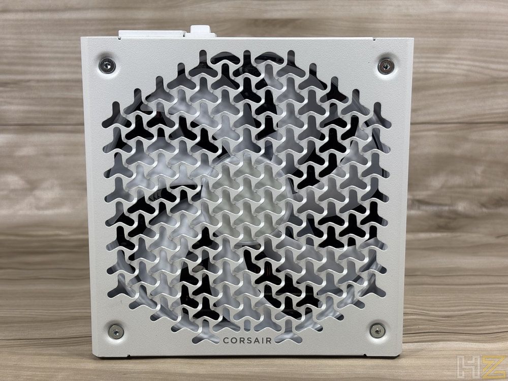 Vista superior de la rejilla de ventilación blanca con patrón triangular de la fuente de alimentación Corsair RM1200e.