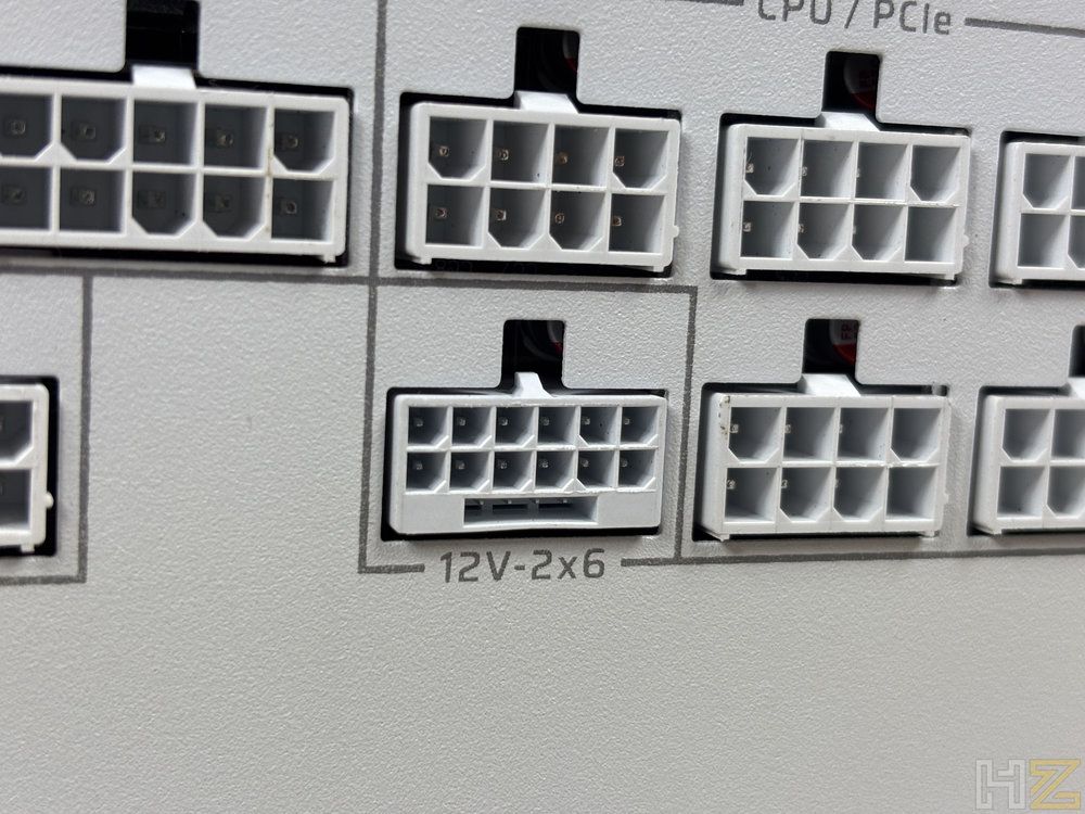 Primer plano del panel de conexiones de la fuente de alimentación Corsair RM1200e con el conector 12V-2x6 en primer término.