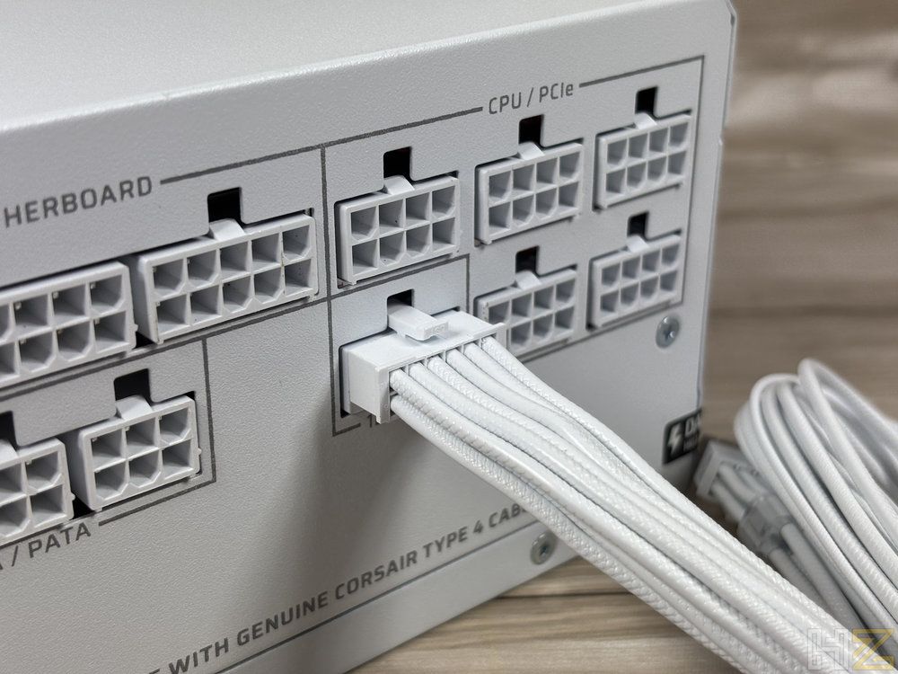 Conectores modulares de la fuente de alimentación Corsair RM1200e con cable de CPU o PCIe instalado.