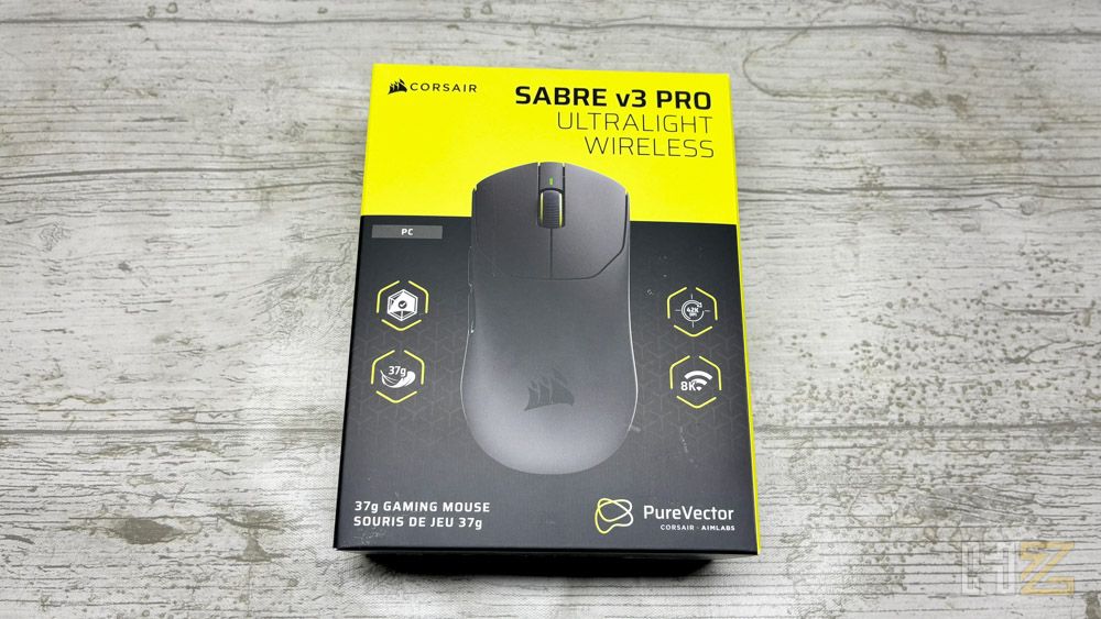 Caja del ratón inalámbrico Corsair Sabre v3 Pro Ultralight sobre una superficie de madera clara.