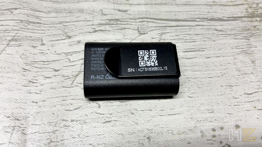 Primer plano del receptor inalámbrico USB del ratón Corsair Sabre v3 Pro Ultralight Wireless mostrando el código QR y número de serie.