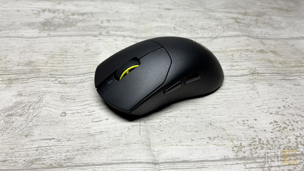 Ratón inalámbrico Corsair Sabre v3 Pro Ultralight Wireless de color negro sobre una superficie de madera clara.