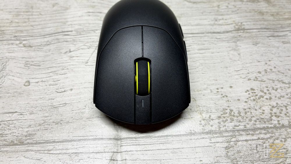 Primer plano cenital de la parte frontal del ratón inalámbrico Corsair Sabre v3 Pro Ultralight Wireless donde se aprecia la rueda de desplazamiento.