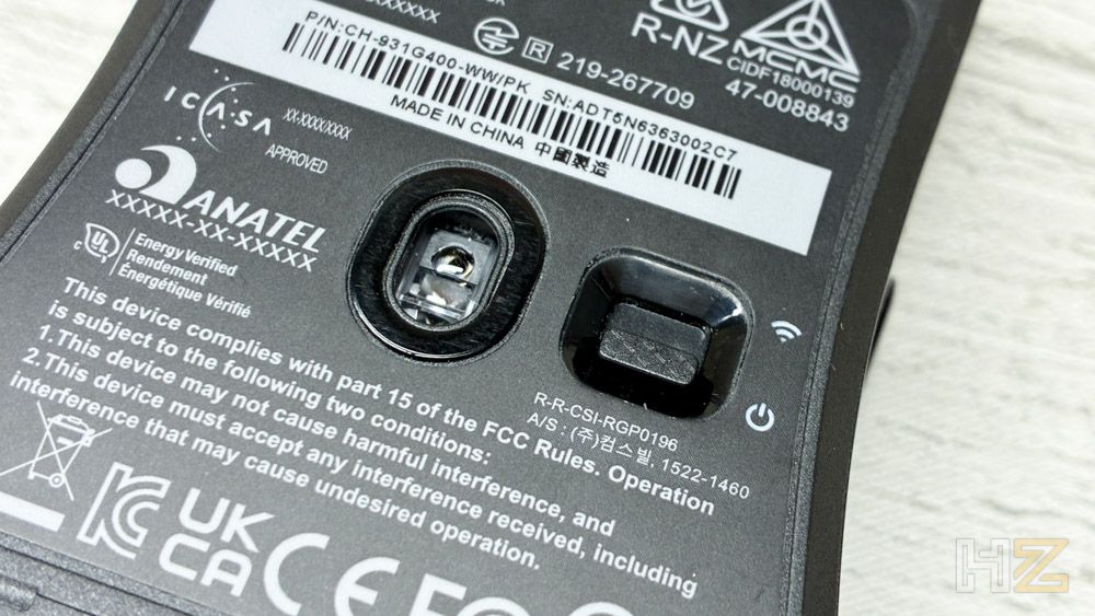 Primer plano de la base del ratón inalámbrico Corsair Sabre v3 Pro Wireless donde se aprecia el sensor óptico y el interruptor de encendido.