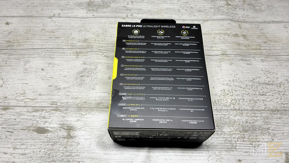 Parte trasera de la caja del ratón Corsair Sabre v3 Pro Ultralight Wireless con especificaciones técnicas detalladas en varios idiomas.