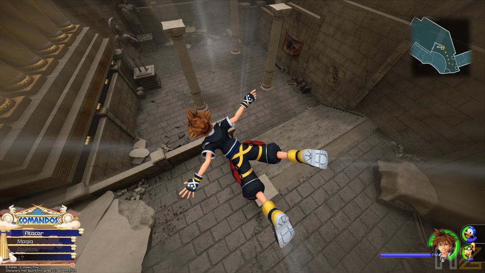 Sora descendiendo por una estructura de piedra en Kingdom Hearts Collection I - III.