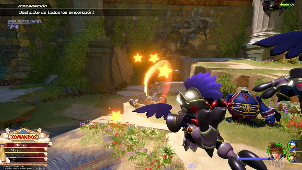 Combate en Kingdom Hearts contra sincorazón en un entorno de ruinas clásicas con vegetación.