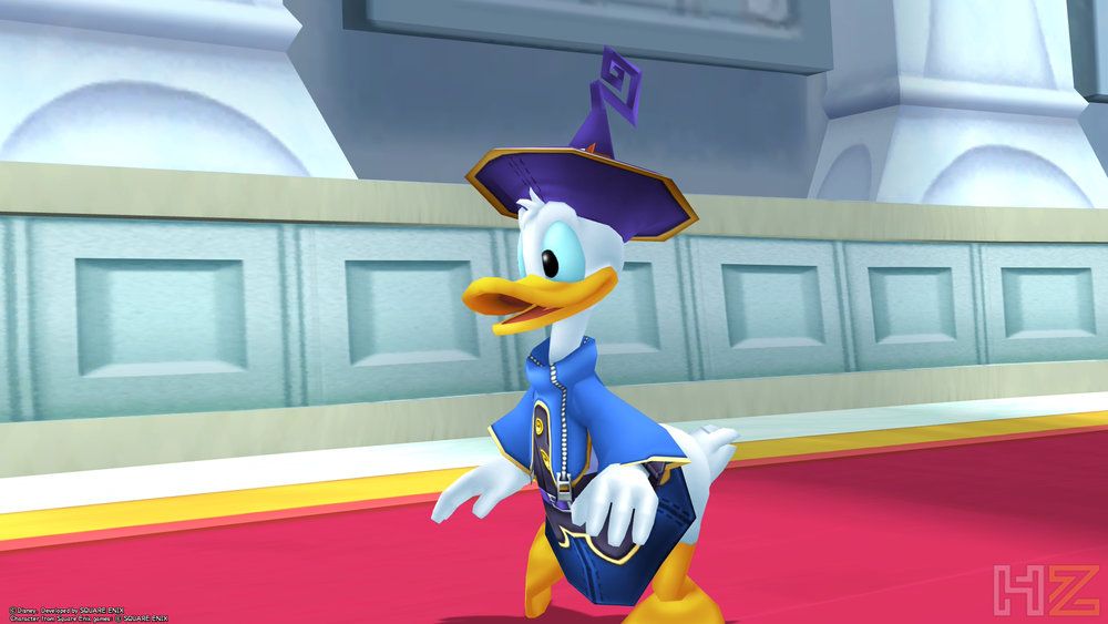 Pato Donald con atuendo de mago azul y morado en una estancia palaciega de Kingdom Hearts Collection.