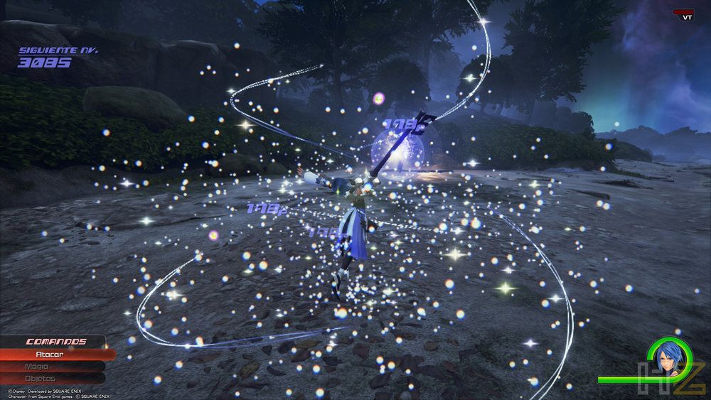 Combate en Kingdom Hearts Collection I - III para Switch 2 con efectos de partículas brillantes y estela mágica sobre un escenario nocturno.