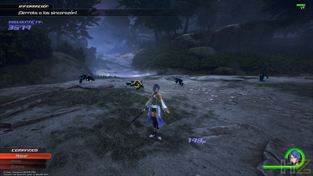 Aqua frente a varios enemigos sincorazón en un escenario boscoso nocturno de Kingdom Hearts Collection I - III.