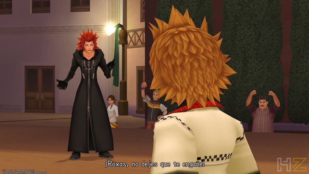 Axel y Roxas conversando en una calle de Villa Crepúsculo durante una escena de Kingdom Hearts.