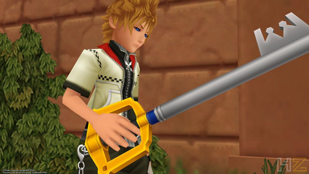 Roxas observando su Llave Espada en una escena de Kingdom Hearts Collection.