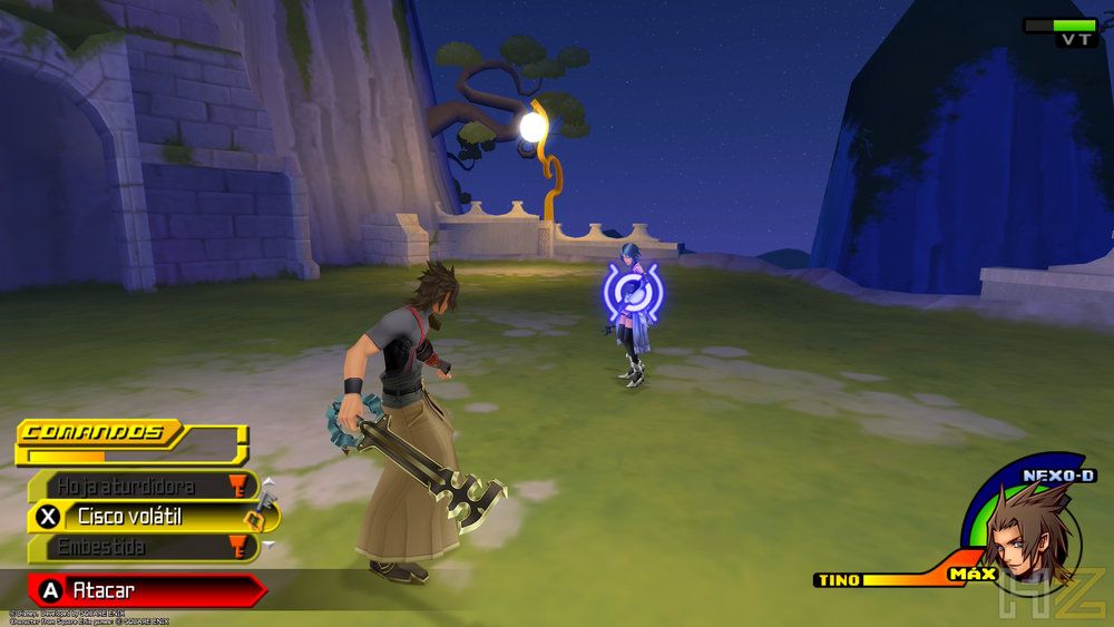 Terra empuñando su Llave Espada frente a un enemigo en un escenario exterior nocturno de Kingdom Hearts.