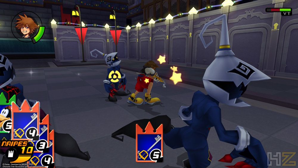 Combate mediante naipes en Kingdom Hearts Collection I - III para Switch 2 con Sora enfrentándose a enemigos en un entorno nocturno.