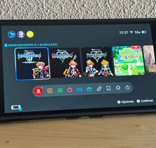 Menú principal de una consola Nintendo Switch mostrando los iconos de los juegos de Kingdom Hearts Collection.