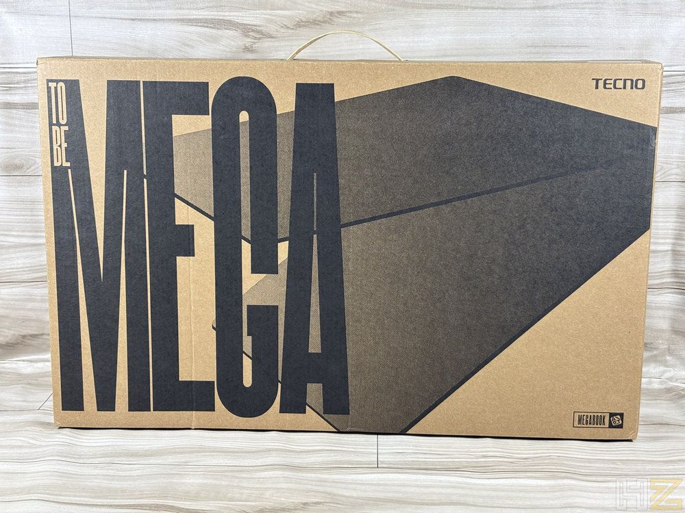 Caja de cartón del portátil MEGABOOK T15RA de la marca TECNO con el eslogan TO BE MEGA impreso en negro.