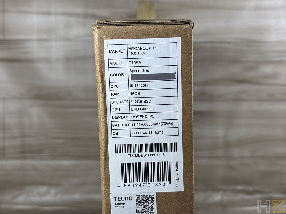Etiqueta técnica en el lateral del embalaje del portátil MEGABOOK T15RA con especificaciones de hardware.