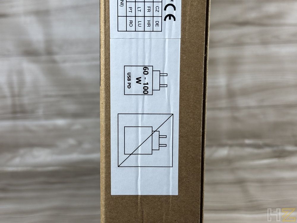 Detalle de la etiqueta informativa en la caja del MEGABOOK T15RA sobre el uso de cargadores USB PD de 60 a 100 vatios.