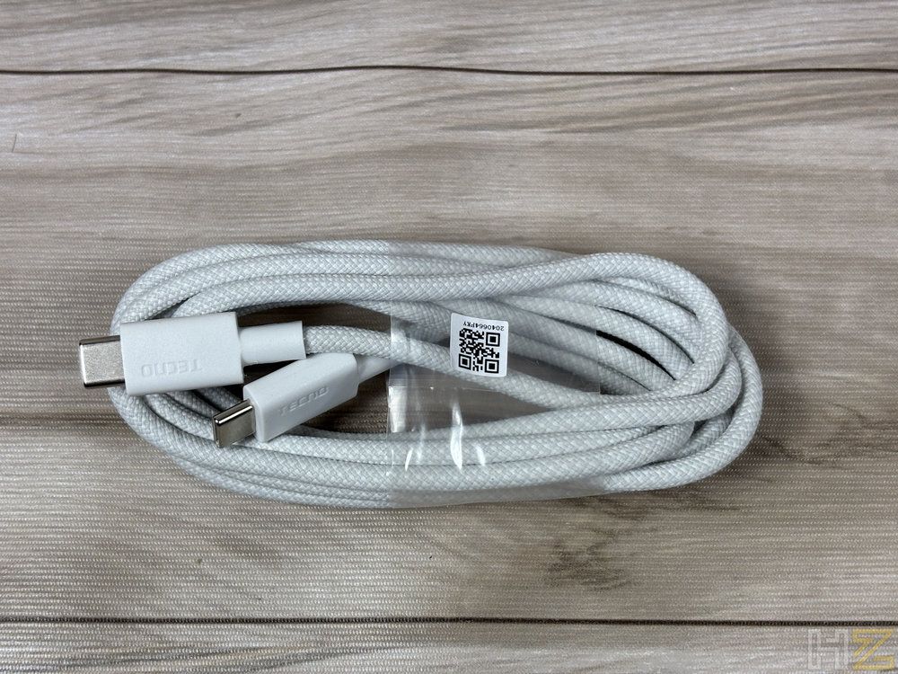 Cable de carga USB-C con acabado trenzado en color blanco perteneciente al portátil MEGABOOK T15RA.