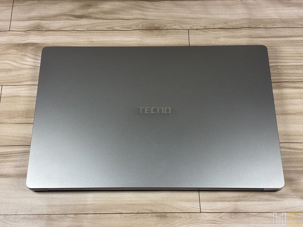 Vista superior del portátil MEGABOOK T15RA cerrado con el logotipo de TECNO centrado en la tapa de color gris.
