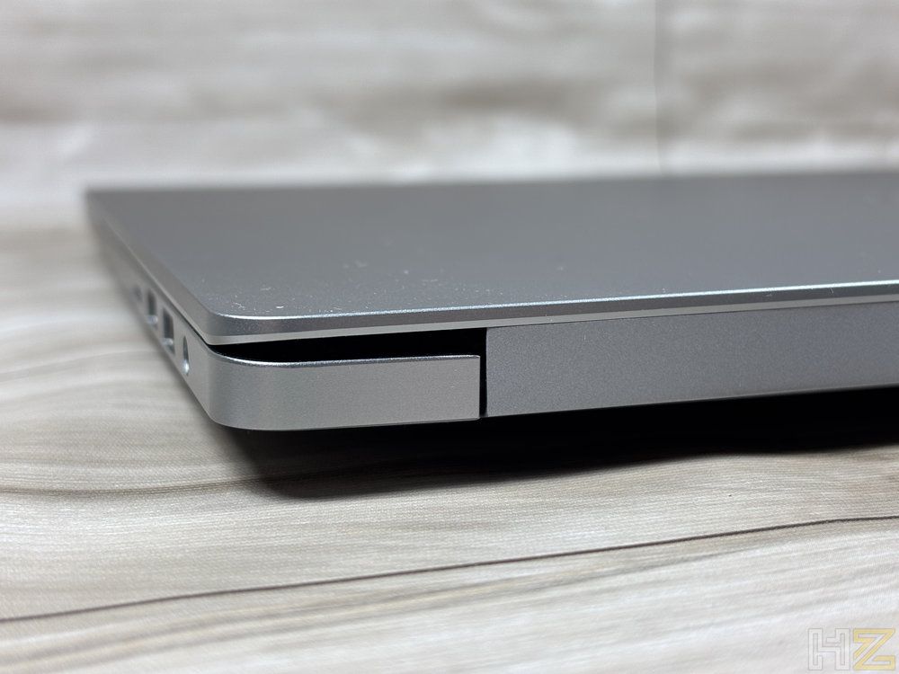 Primer plano del lateral y la bisagra del portátil MEGABOOK T15RA cerrado.
